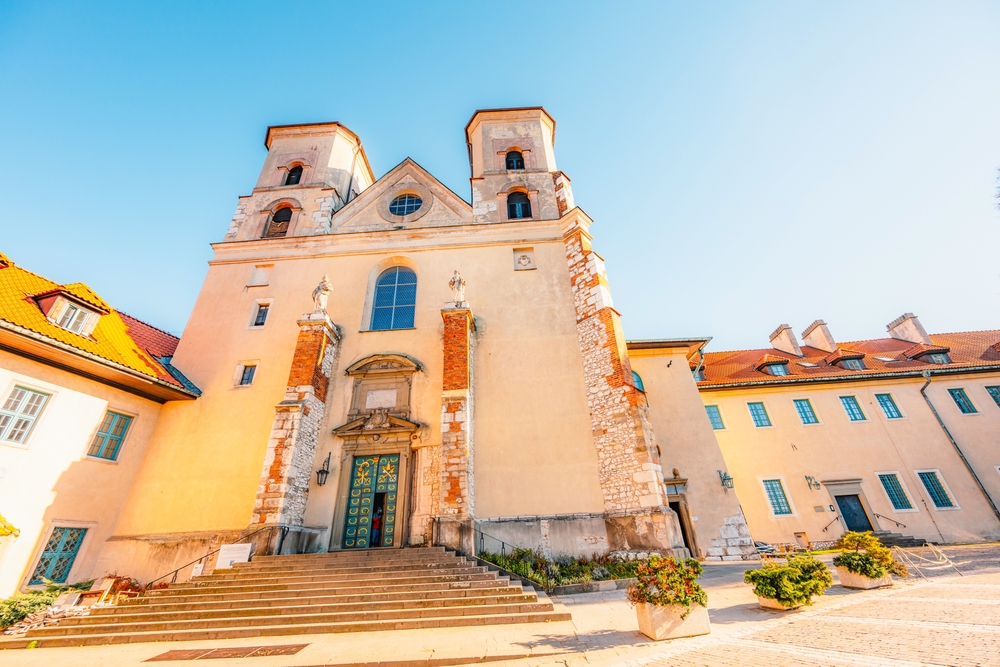 A abadia beneditina de Tyniec no penhasco acima do rio Vístula