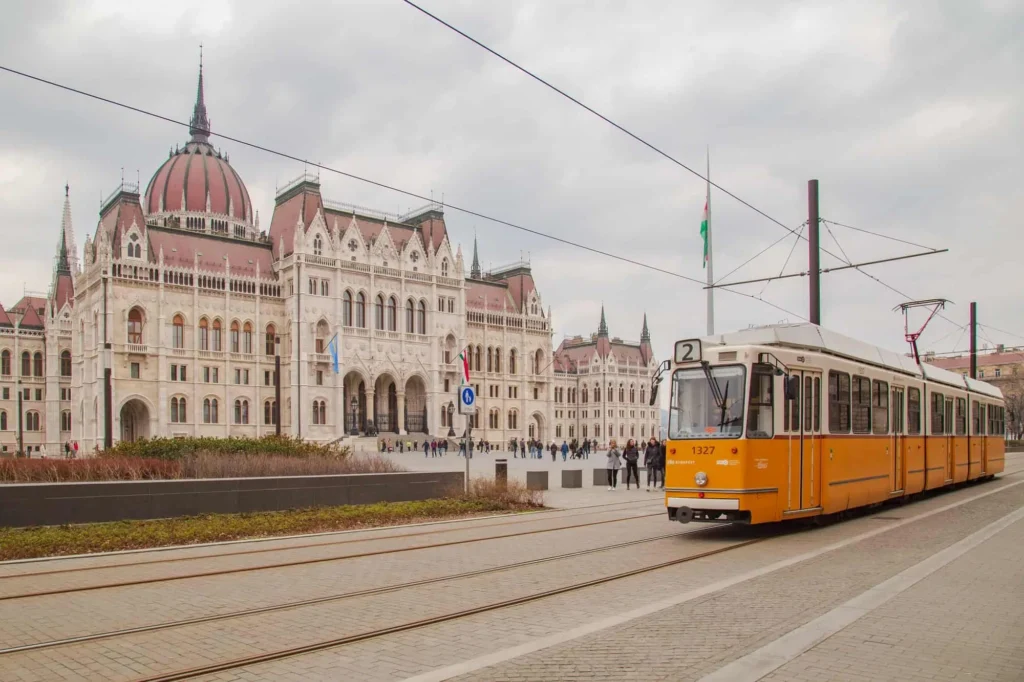 Aeroporto de Budapeste: como chegar ao centro de trem, ônibus e táxi
