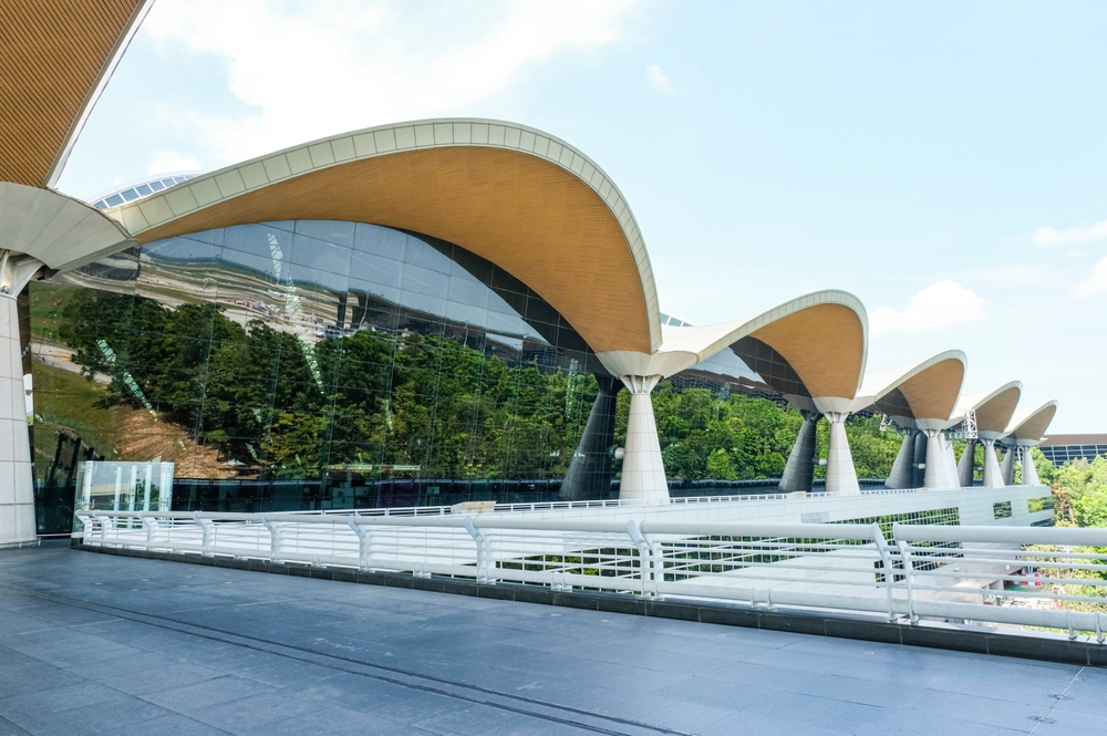 Aeroporto de Kuala Lumpur: como chegar ao centro de trem, ônibus e táxi
