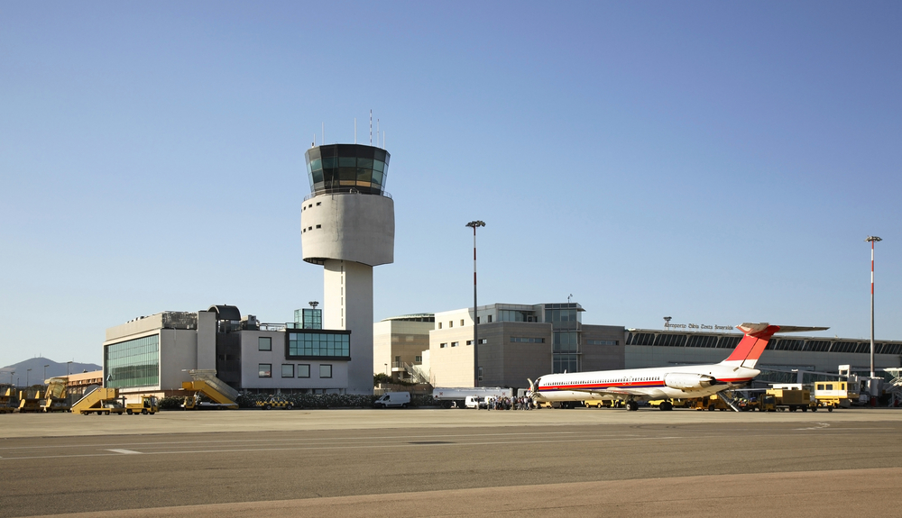 Aeroporto de Olbia Costa Smeralda, na Sardenha, com a torre de controle e o terminal