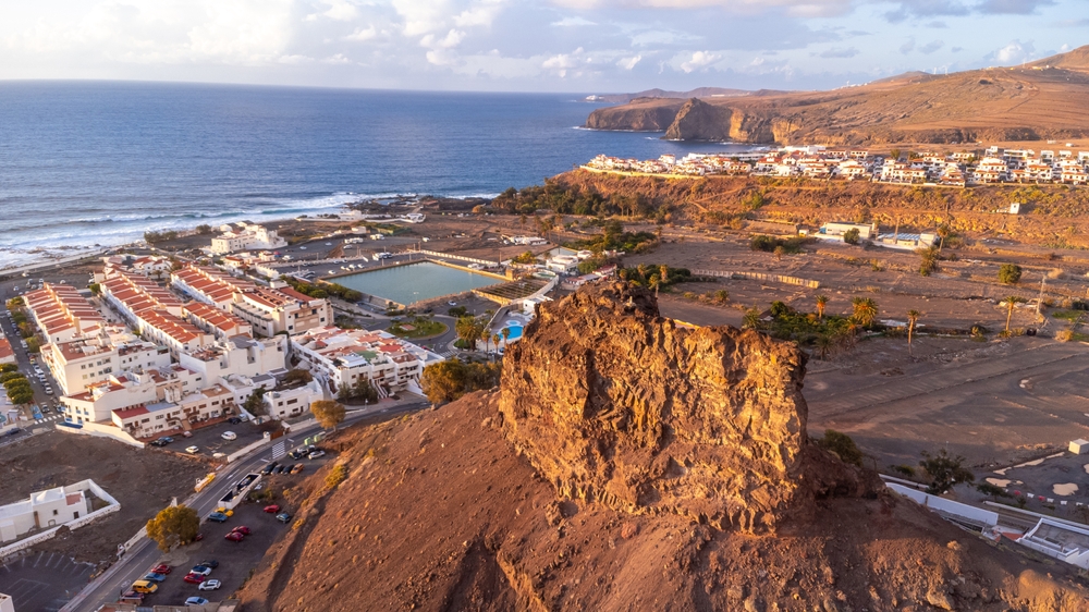 Foto aérea de Agaete e do porto de Puerto de las Nieves, em Gran Canaria, ao pôr do sol