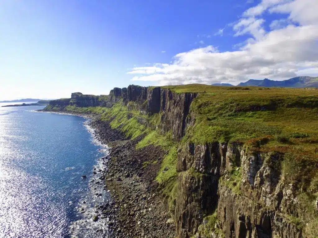 Altas falésias costeiras e uma cachoeira em Kilt Rock, na Ilha de Skye