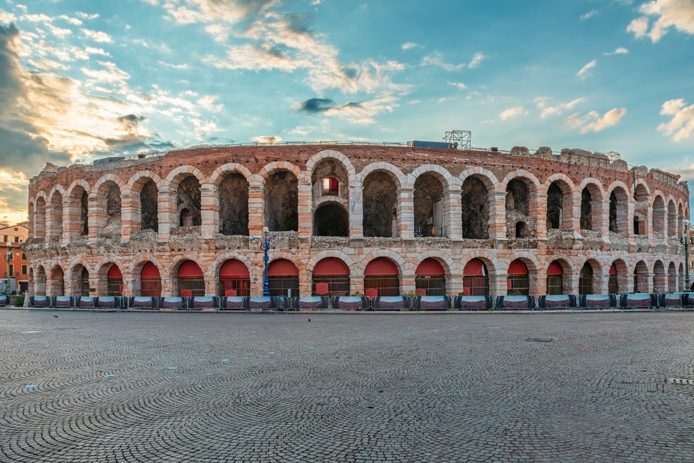 O anfiteatro romano Arena di Verona na Piazza Bra ao nascer do sol