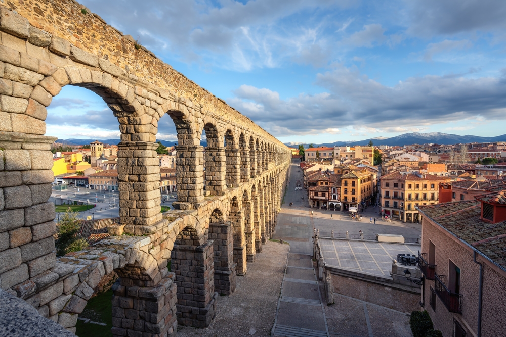 O aqueduto romano sobre a Plaza del Azoguejo, em Segóvia