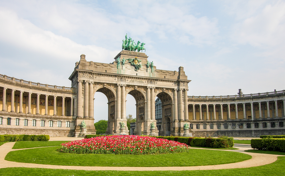 O arco do triunfo no Parc du Cinquantenaire, no Bairro Europeu de Bruxelas