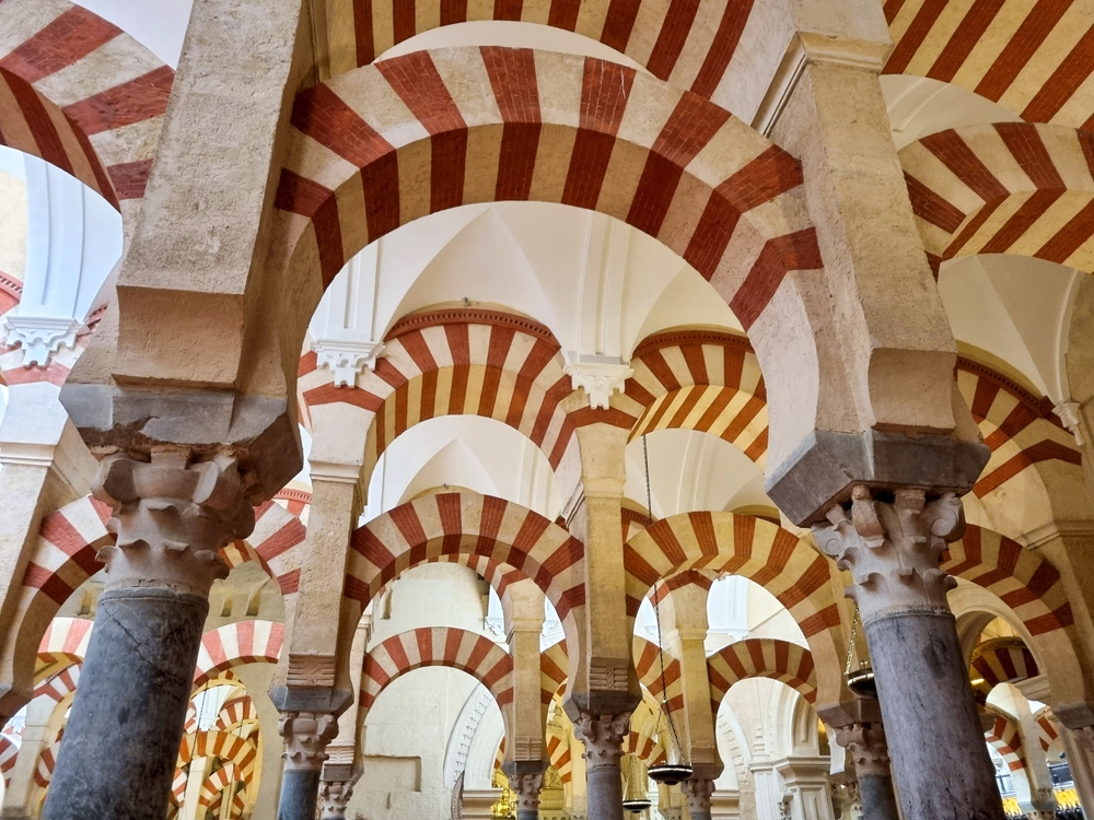 Arcos e colunas da Mezquita de Córdoba