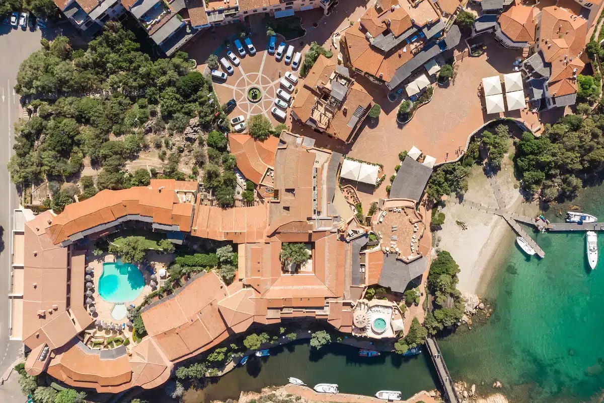 Área de piscina e praia do Cervo Hotel