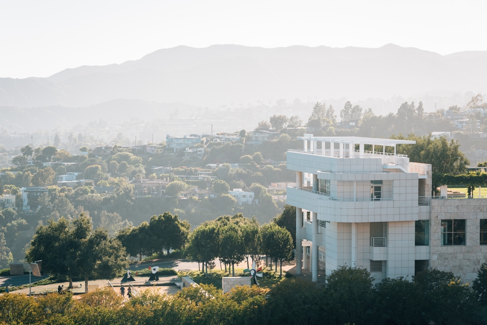 A arquitetura do Getty Center com as montanhas ao fundo, em Los Angeles