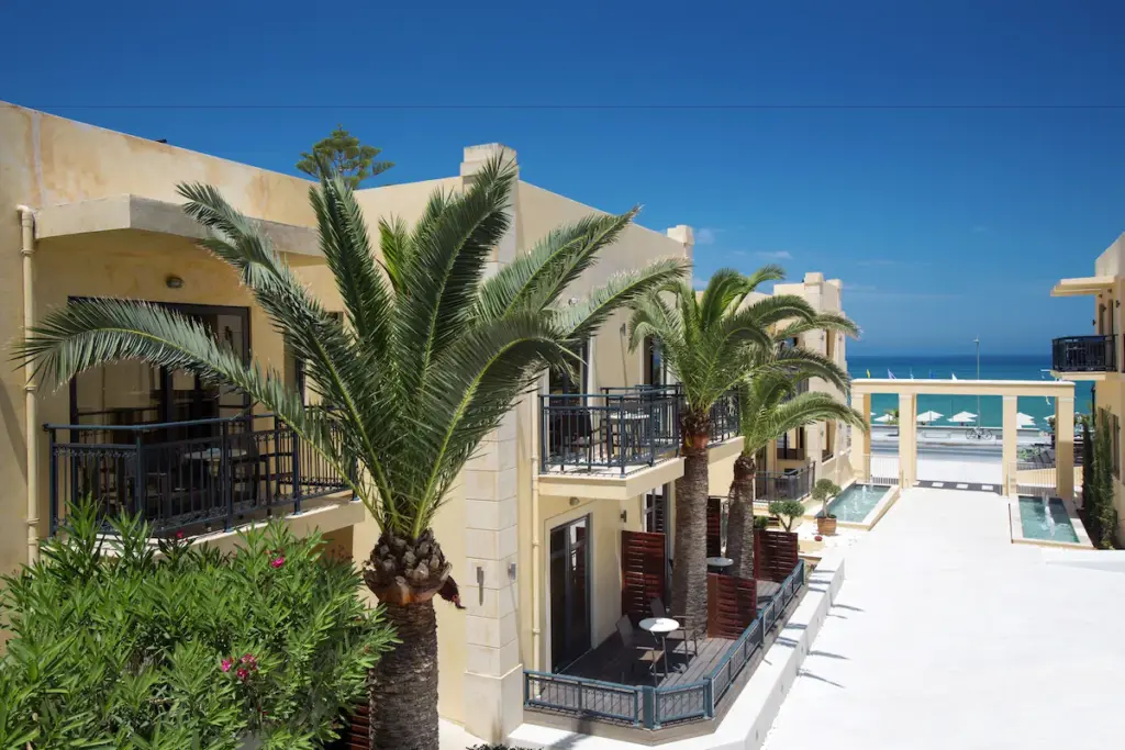 Atlantis Beach Hotel, fique à beira da praia em Rethymno