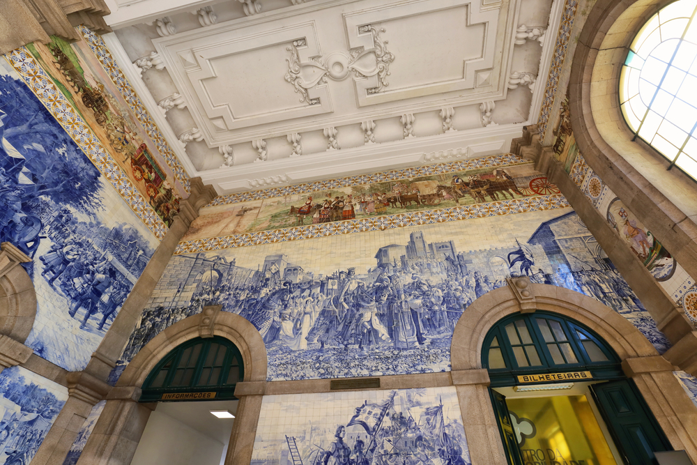 Azulejos azuis e brancos nas paredes do saguão principal da Estação de São Bento no Porto