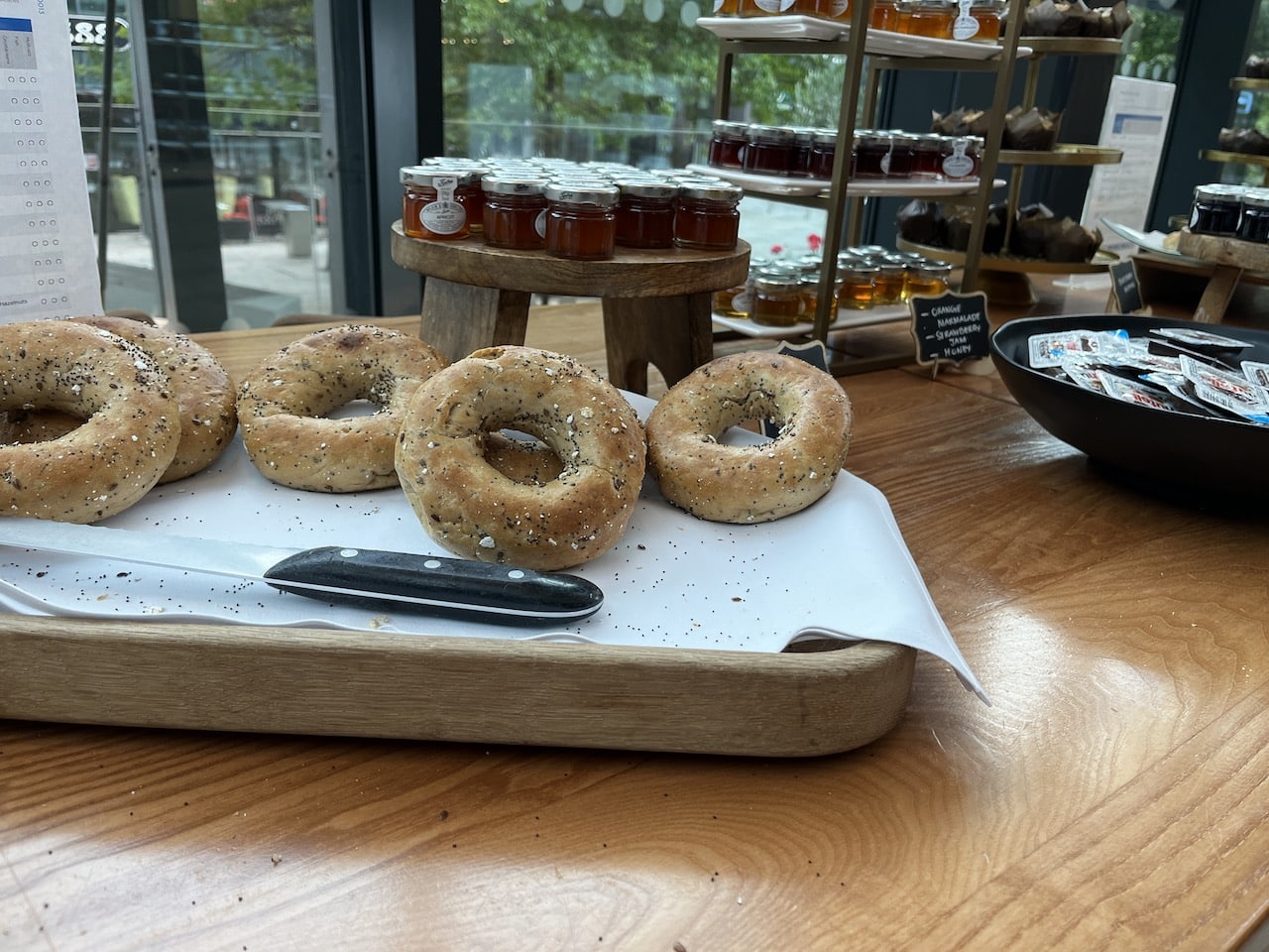 Bagels no bufê de café da manhã do Melia Manchester