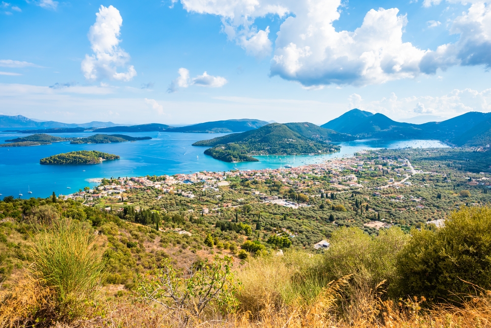 Vista da baía de Nidri com o mar e as montanhas de Lefkada