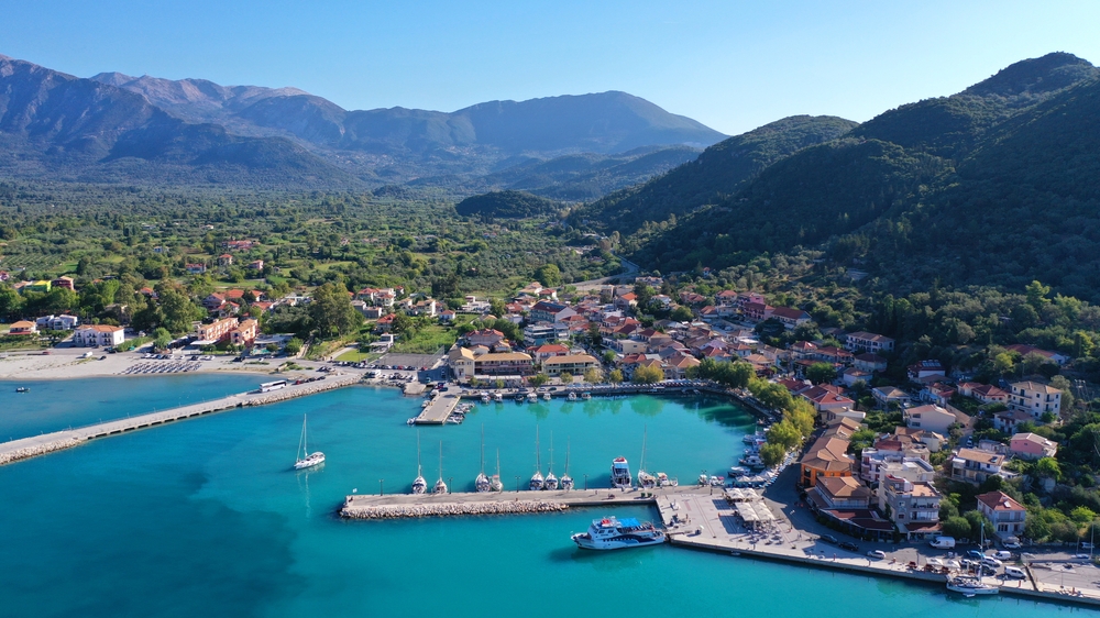 Foto aérea de Vasiliki e da baía com o porto em Lefkada