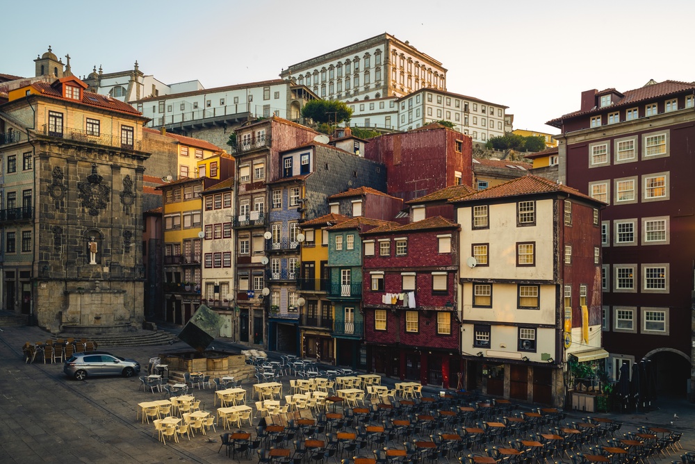 O bairro da Ribeira, junto ao rio Douro no Porto, com casas coloridas ao longo do Cais da Ribeira