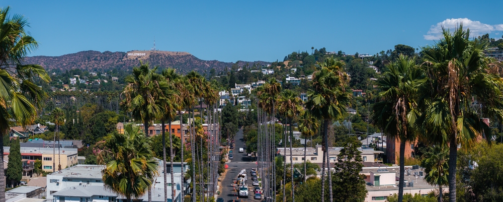 O bairro de Hollywood visto do alto, com o letreiro de Hollywood na encosta