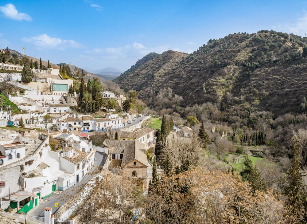 O bairro do Sacromonte na encosta em Granada, Andaluzia