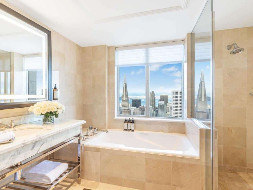 Banheiro com banheira e janela com vista para a cidade no Fairmont San Francisco