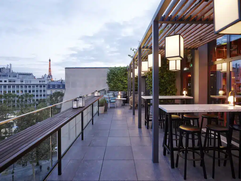 bar no rooftop do citizenM Paris Champs-Élysées