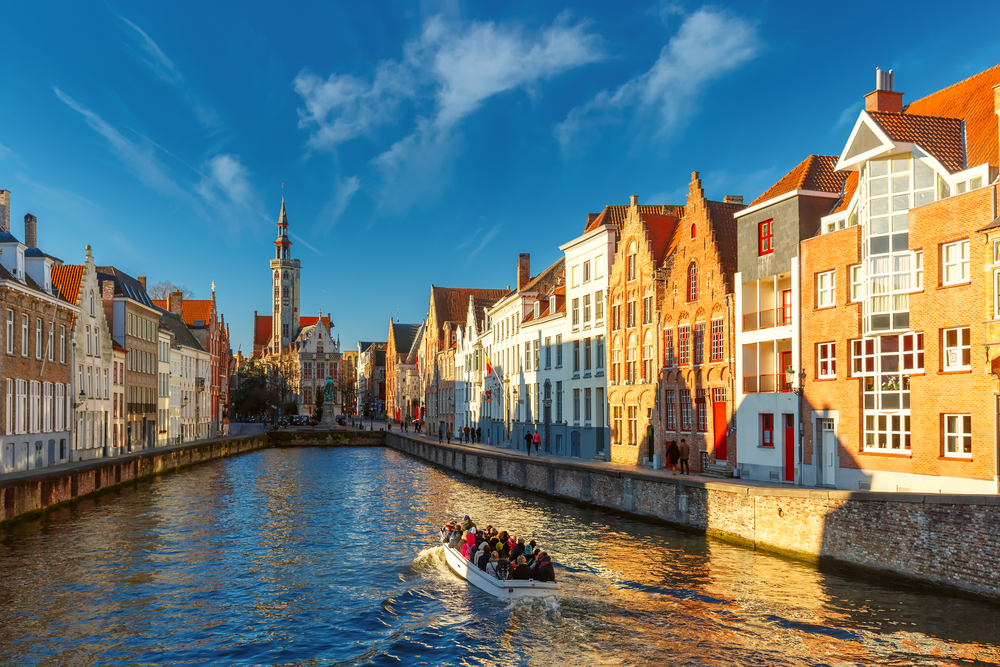 Barco no canal Spiegelrei, junto à Jan van Eyckplein, em Bruges