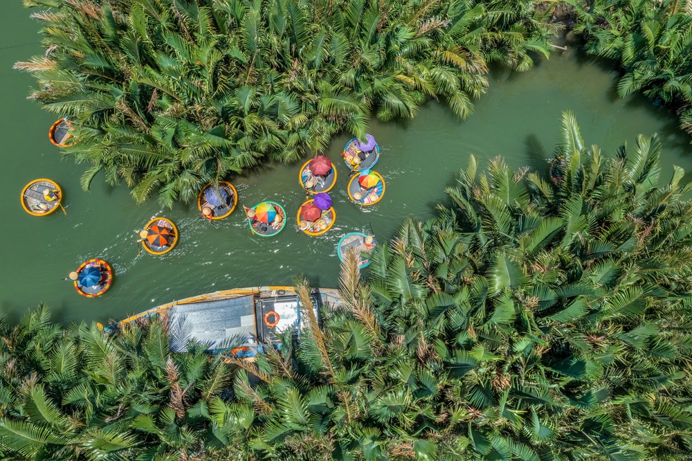 Barcos-cesto na floresta de coqueiros de Bay Mau, em Cam Thanh, perto de Hoi An