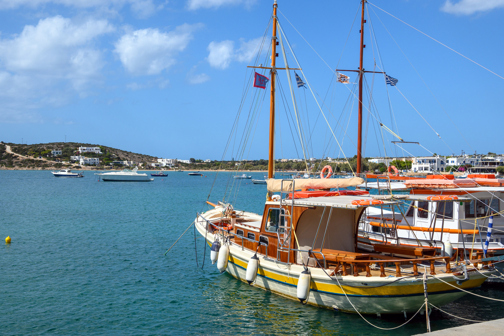 Barcos de pesca no porto de Aliki, em Paros