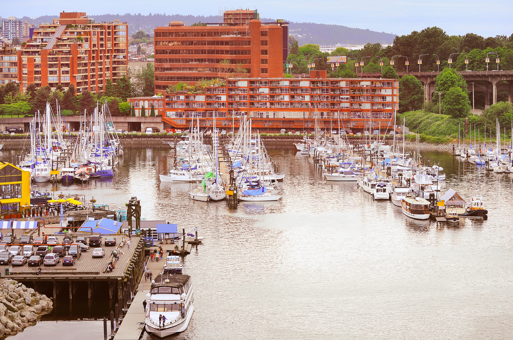 Barcos junto ao Granville Island Public Market, em Vancouver, à noite