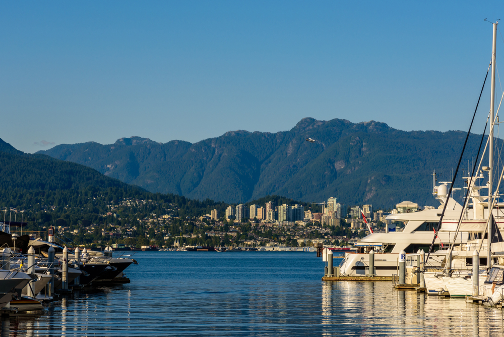 Barcos na marina de Coal Harbour, em Vancouver, em um dia ensolarado de verão
