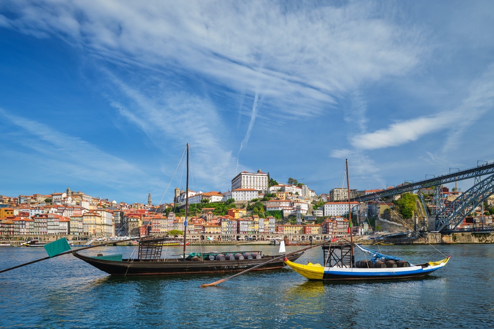 Barcos rabelo no rio Douro, junto à Ribeira no Porto