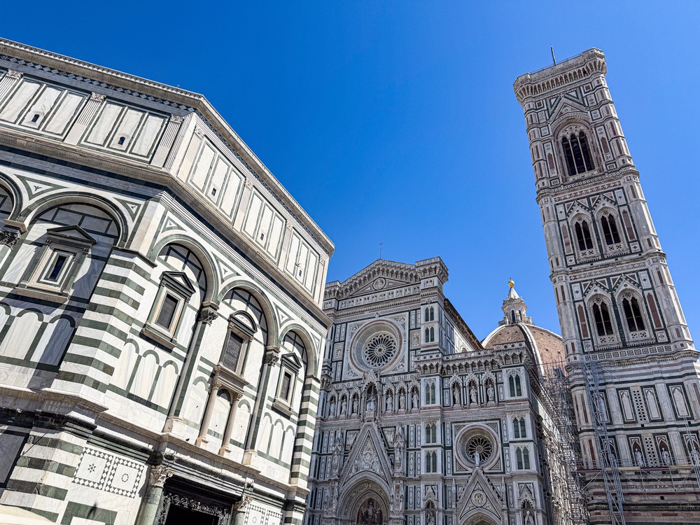 O Batistério de San Giovanni, a fachada da catedral e o Campanário de Giotto em Florença
