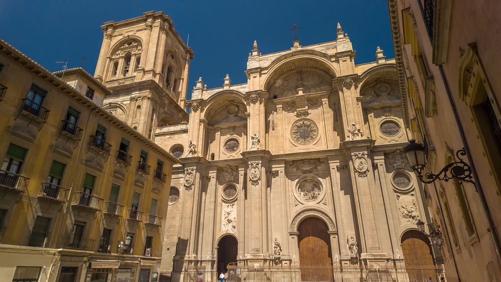 A bela fachada da Catedral de Granada no centro da cidade