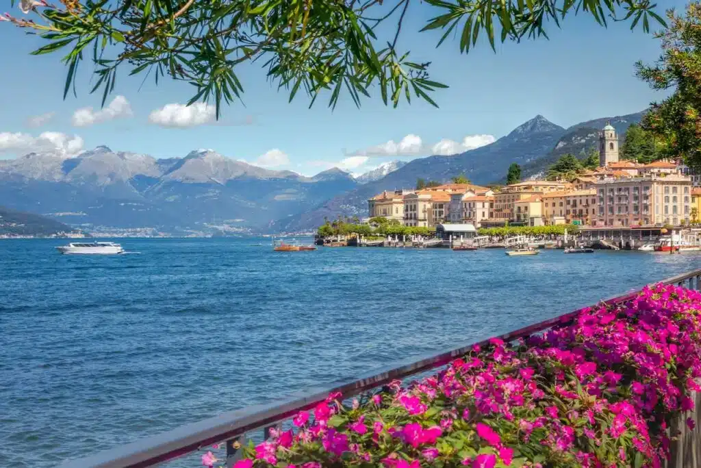 Bellagio e as montanhas no Lago de Como