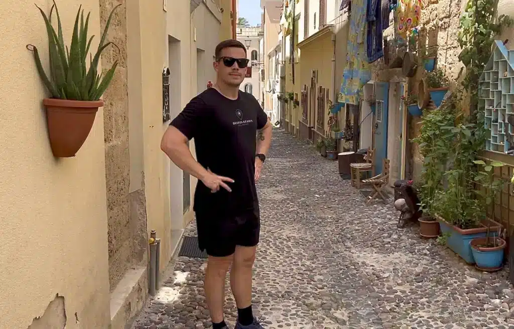 Blogueiro de viagem em Alghero, Sardenha