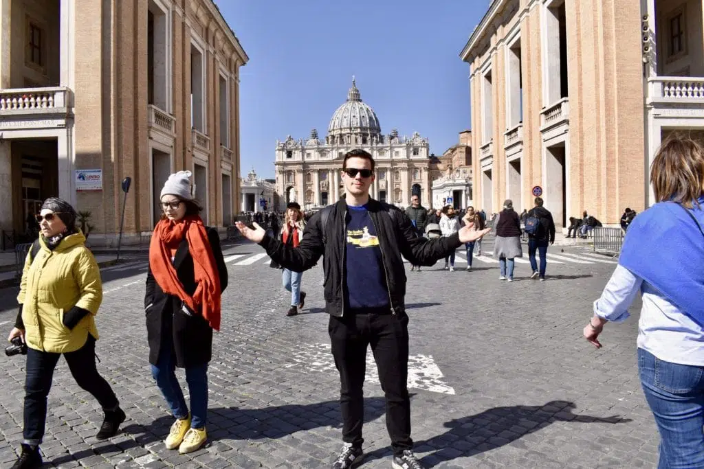 blogueiro de viagens na Praça de São Pedro, Roma