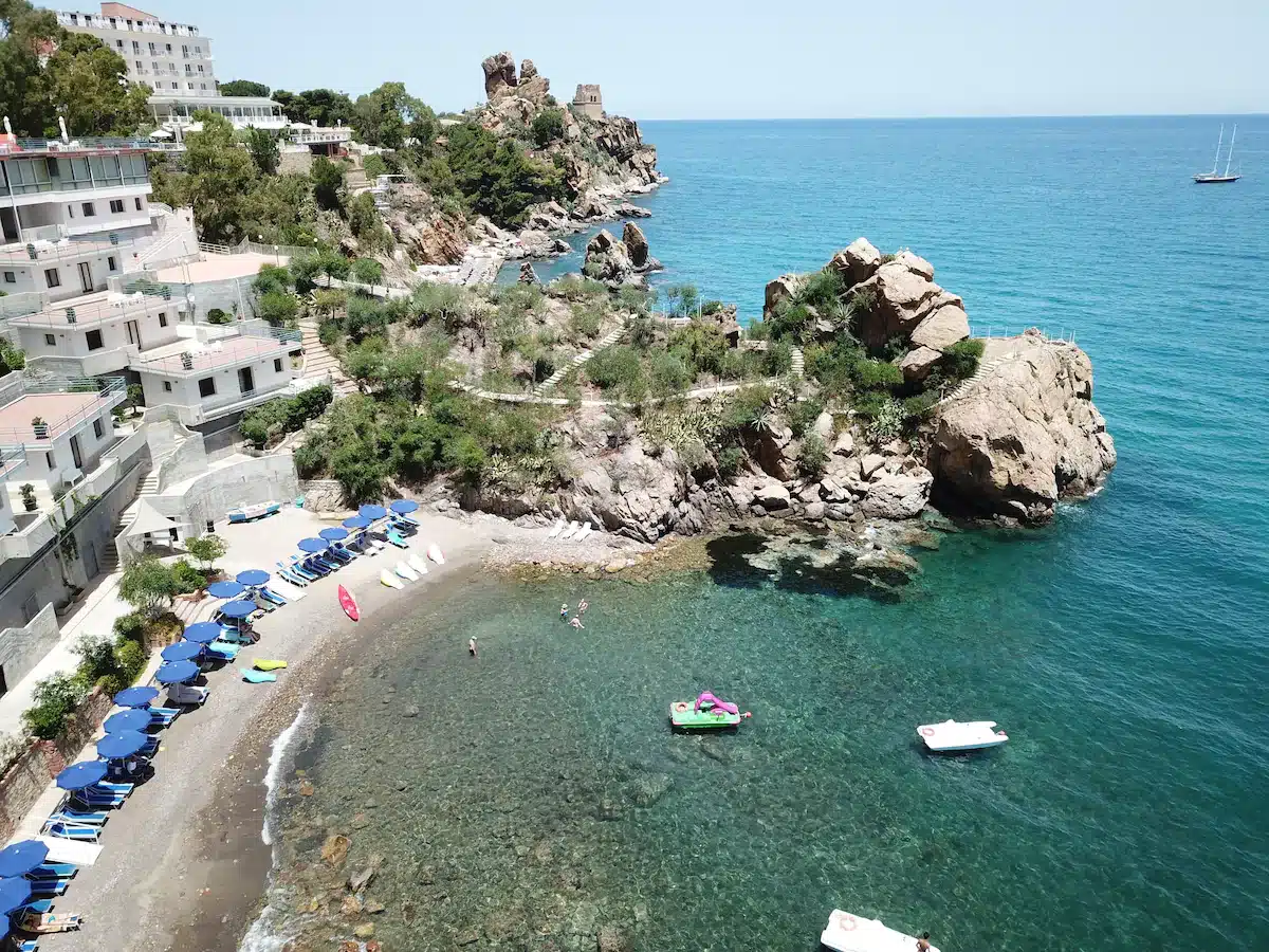 Blue Bay Hotel com praia particular