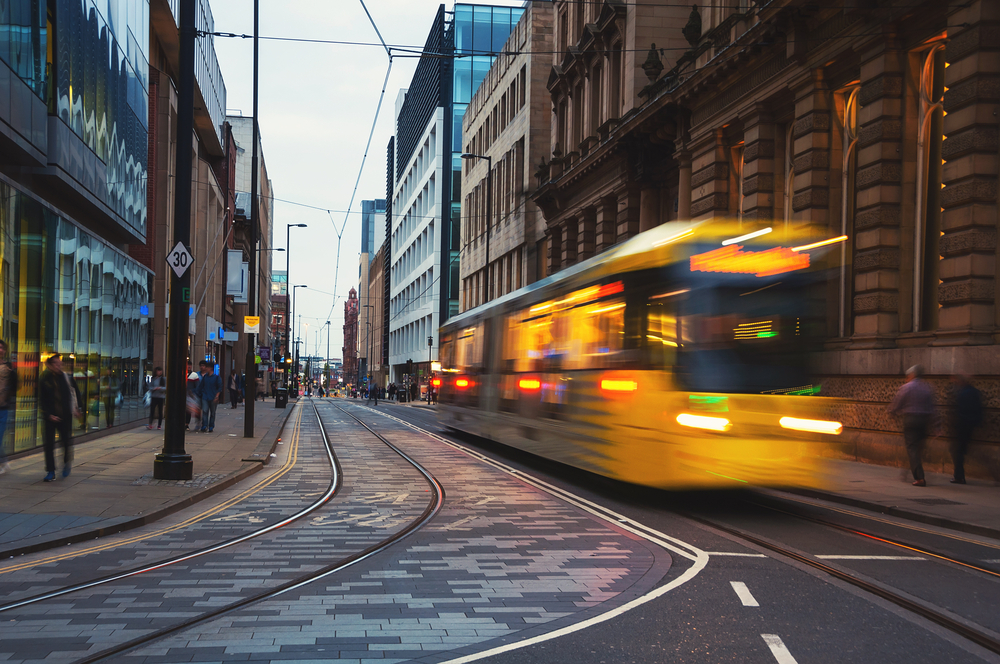 Um bonde da Metrolink no centro de Manchester à noite