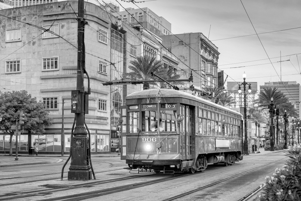 Bonde no centro de Nova Orleans ao entardecer