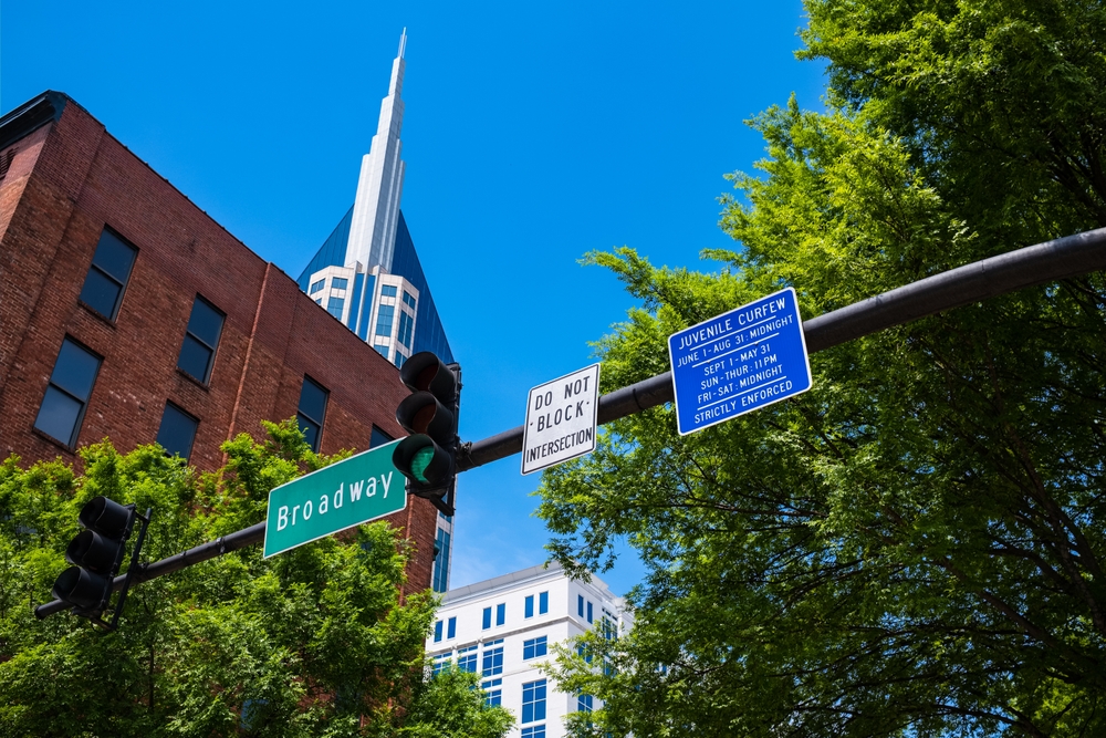 Broadway no Downtown de Nashville com prédios antigos e modernos