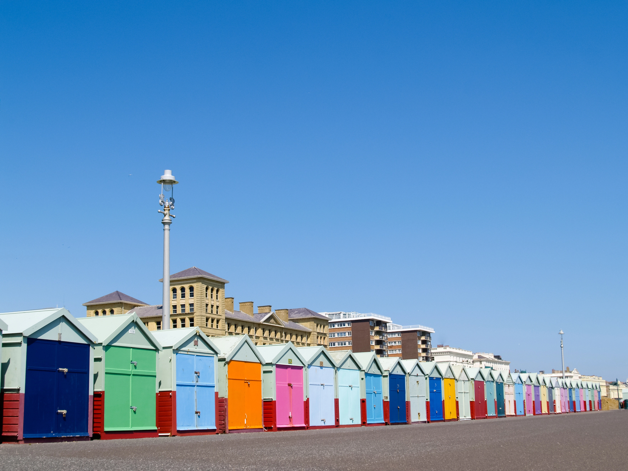 Cabanas de praia coloridas na orla de Hove