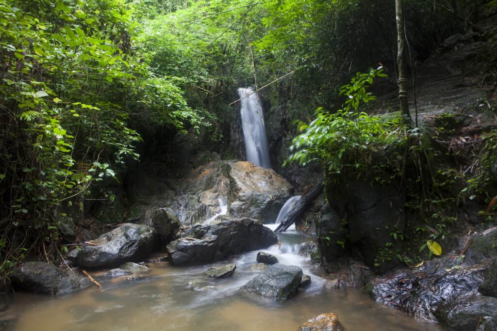 Cachoeira Bang Pae no Parque Nacional Khao Phra Thaeo, em Phuket