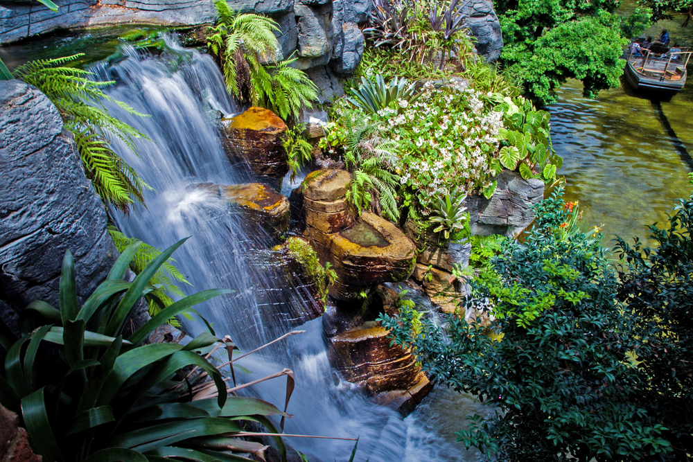 Cachoeira e jardim tropical no Gaylord Opryland Resort, em Music Valley, Nashville