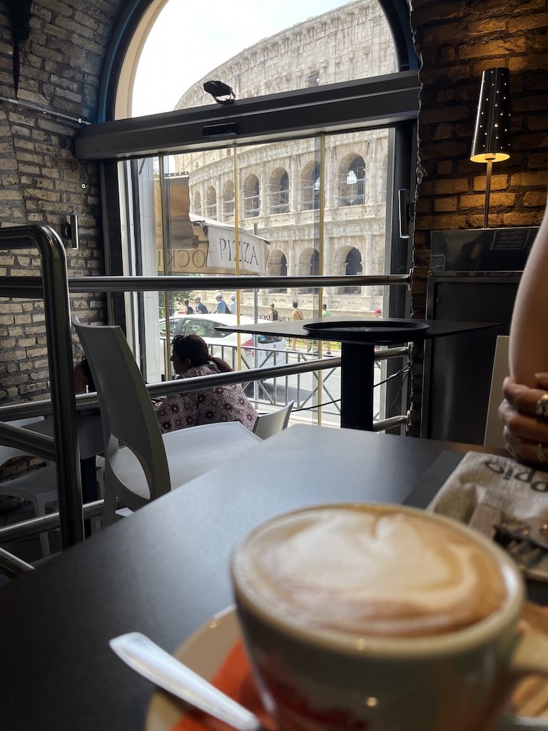 café com vista para o coliseu em Monti
