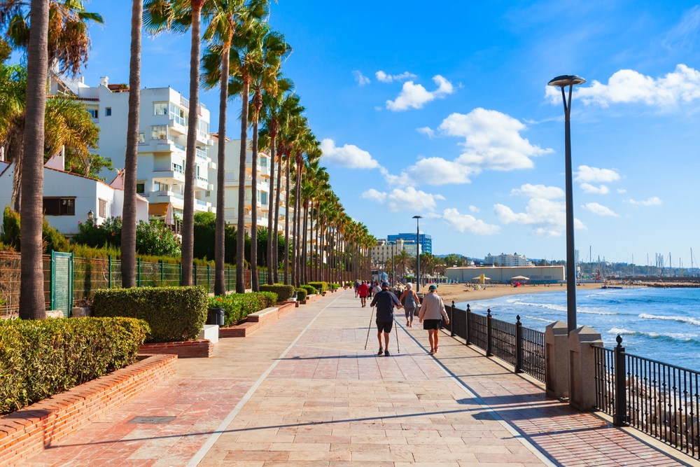 Calçadão à beira-mar em Marbella