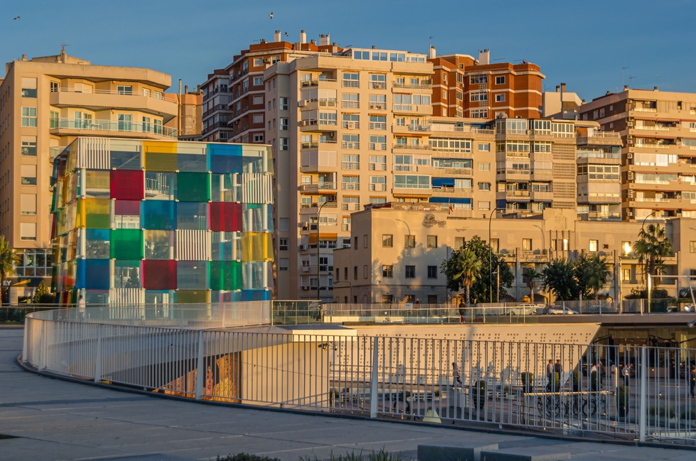 O calçadão do Muelle Uno, em Málaga, com o cubo de vidro El Cubo do Centre Pompidou ao fundo
