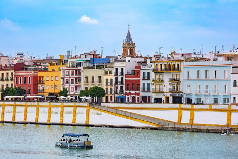 A Calle Betis, em Triana, à beira do rio Guadalquivir, em Sevilha