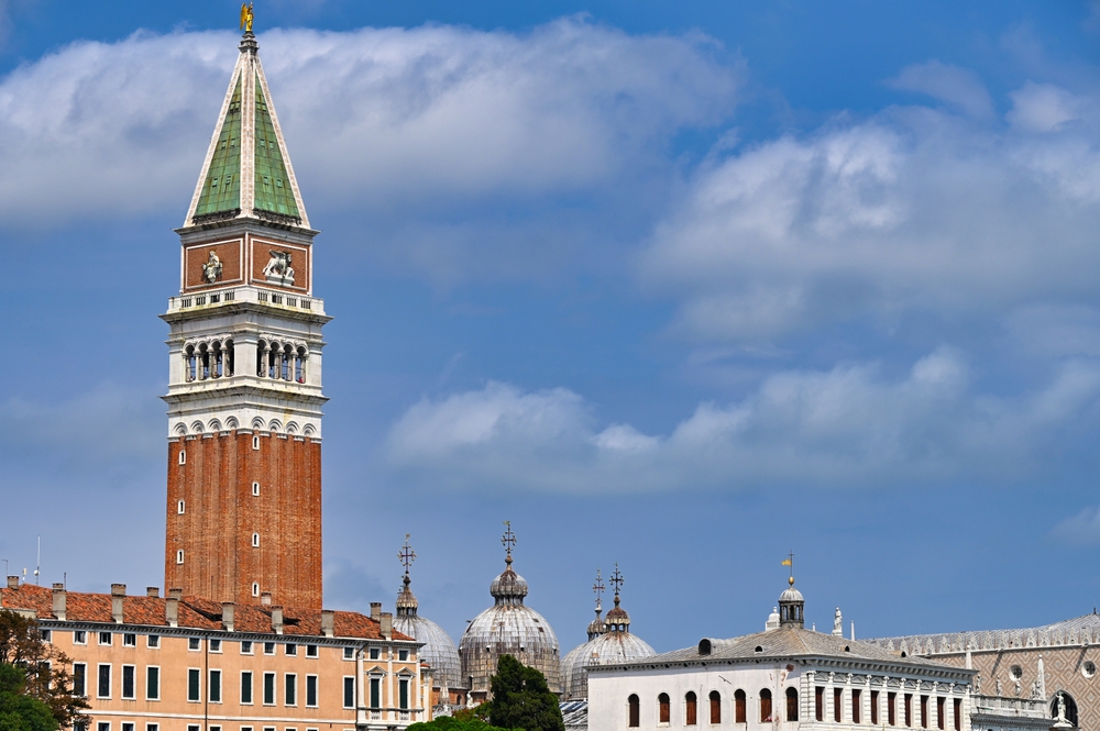 Campanile di San Marco, o campanário ao lado da Basílica de São Marcos em Veneza