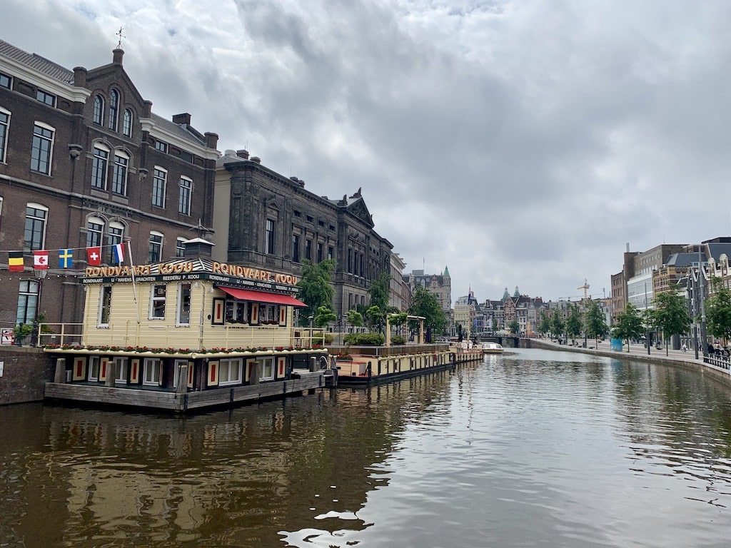 Canal no centro de Amsterdam