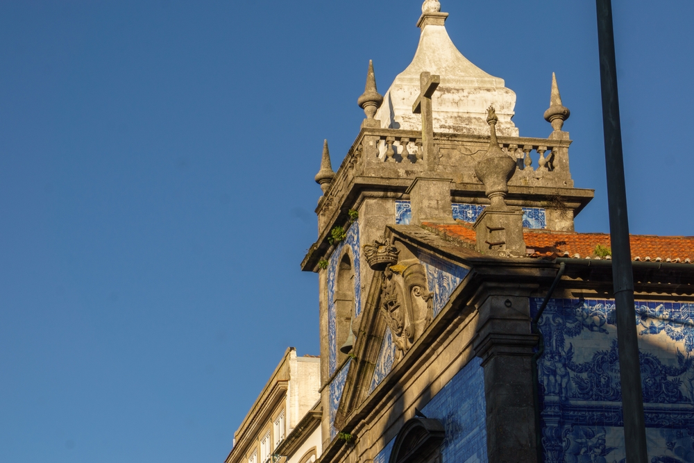 A torre e a fachada de azulejos da Capela das Almas, na Rua de Santa Catarina, no Porto