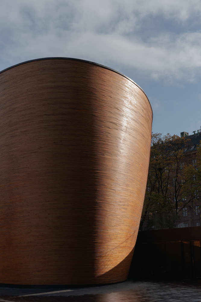 A Capela de Kamppi, em Helsinque, contra um céu nublado