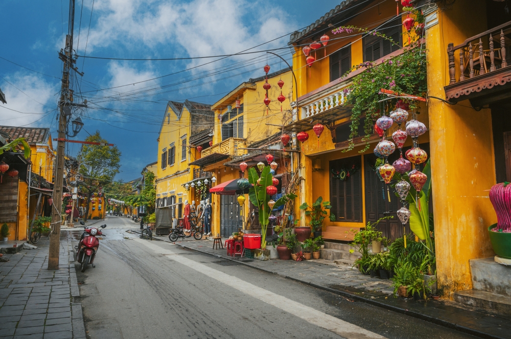 Casas amarelas e lanternas de papel em uma rua da Cidade Antiga de Hoi An