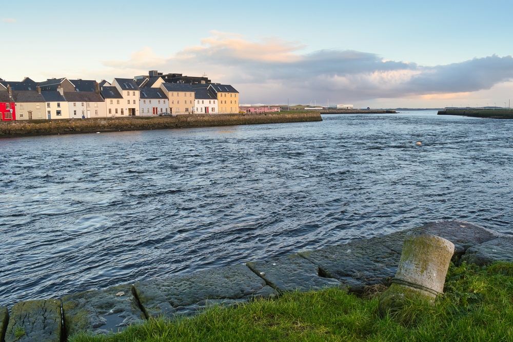 Casas coloridas ao longo do The Long Walk, às margens do rio Corrib, em Galway